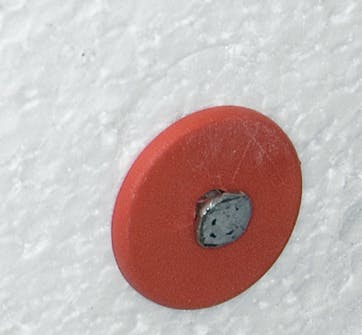 Spikrene slås gjennom ei skive Spikrene slås gjennom ei skive